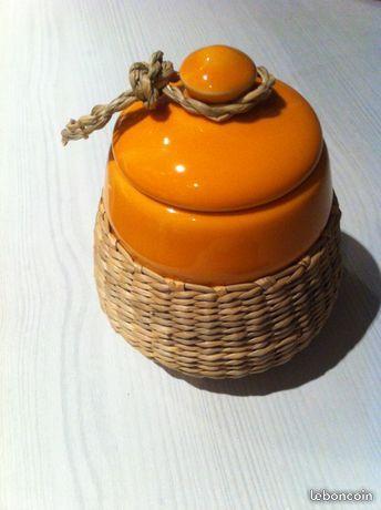 Petit pot orange avec couvercle