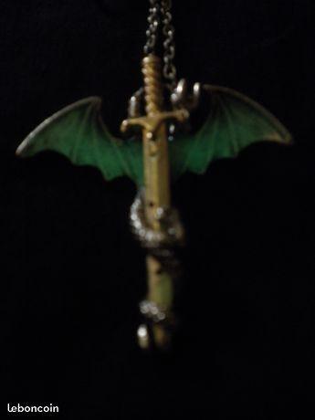 Pendentif épée dorée dragon argenté phospho vert