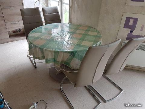 Tables + 4 chaises et Armoire