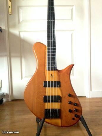 Basse Fretless Aquilina