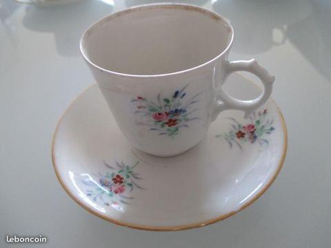 Quatre tasses à café anciennes en porcelaine