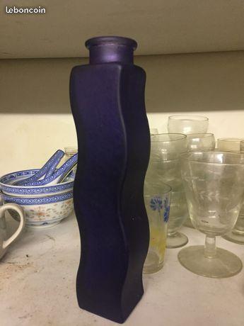 Joli vase de couleur bleu nuit