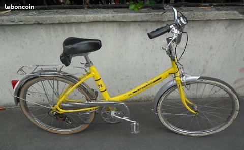 Vélo ancien jaune peugeot nouveau style