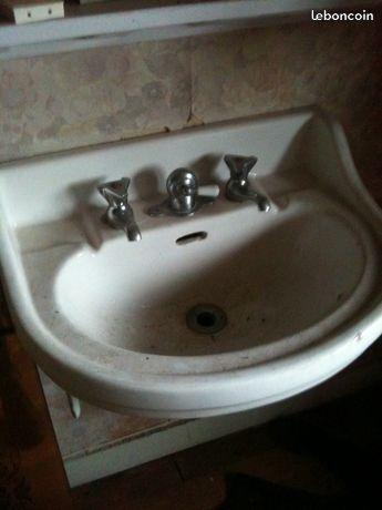 Lavabo avec ces robinets ancien