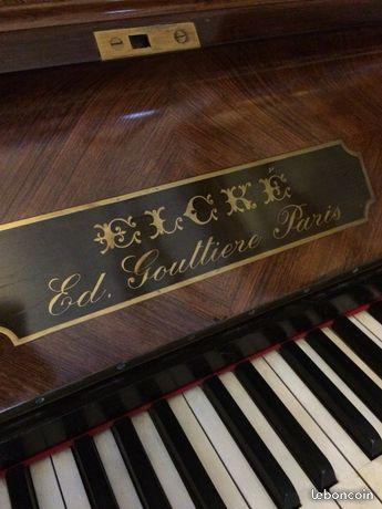 Piano droit ancien vintage